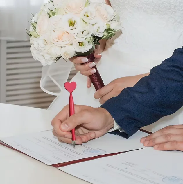 roter Herzkugelschreiber